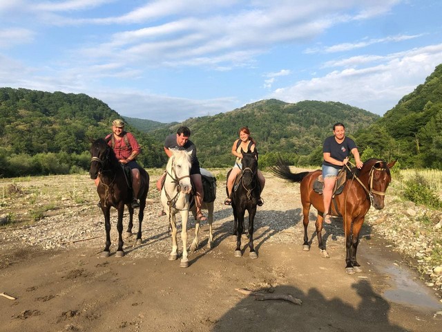 Конные прогулки в Эльбрусе районе в горах