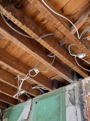 Профессиональный монтаж люстры и светильника на потолке Профессиональный монтаж люстры и светильника на потолке